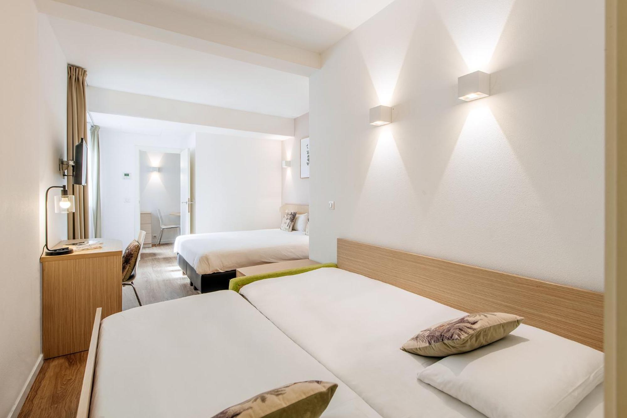 Studio (4 Adults),1687474823:JPEG