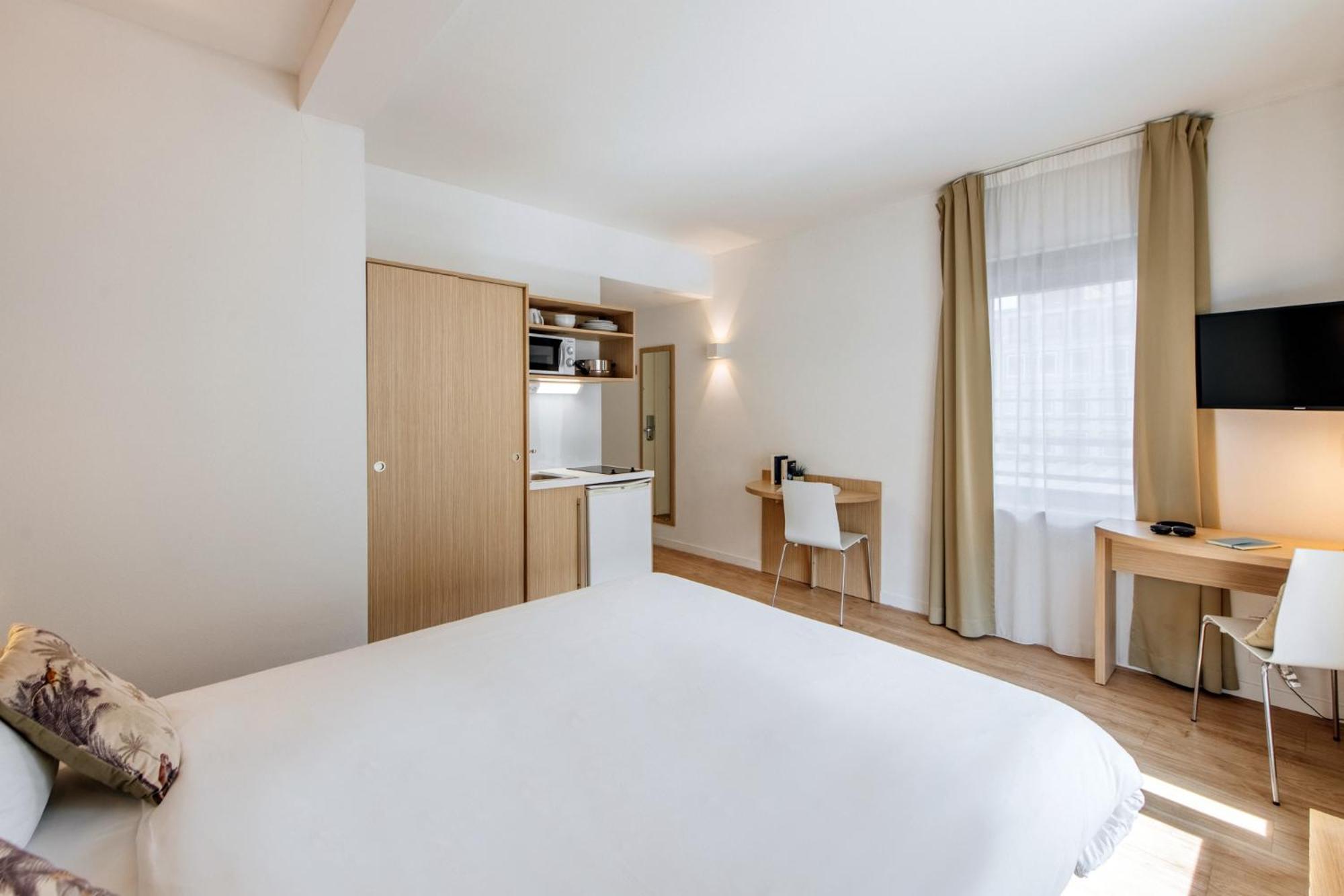 Studio (2 Adults),1687474823:JPEG